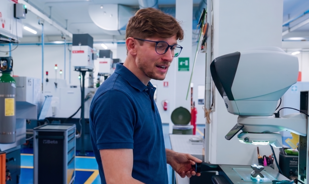 microscopio elettronico per implantologia dentale